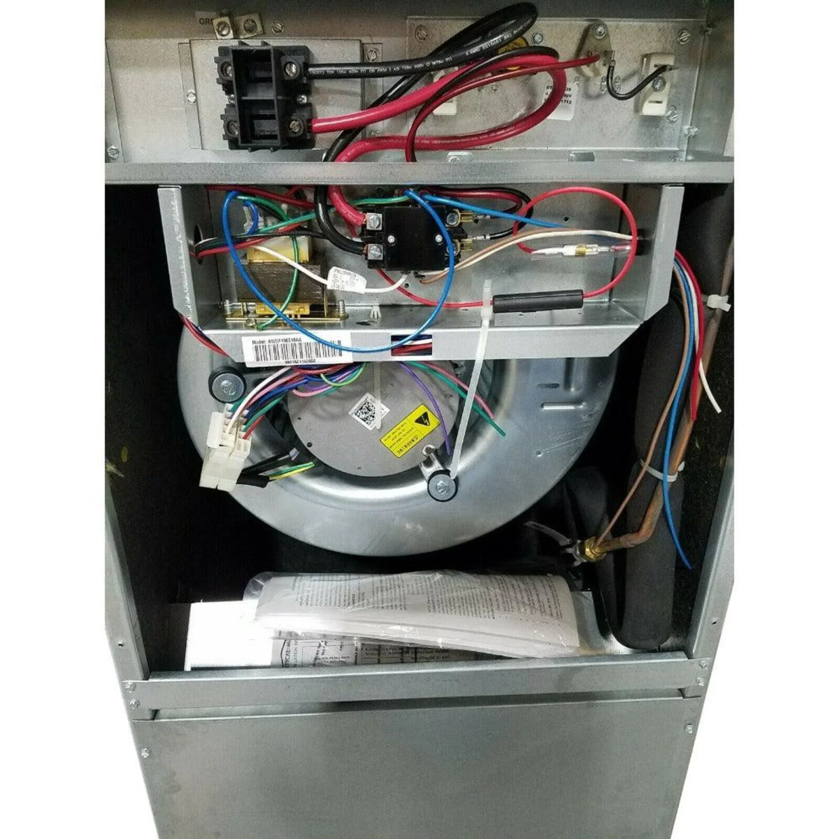 Goodman - 1.5 Ton/18,000 BTU Wall Mount Air Handler With Built-In 8kW Heater - 230V - R32 - AWST18SU1308