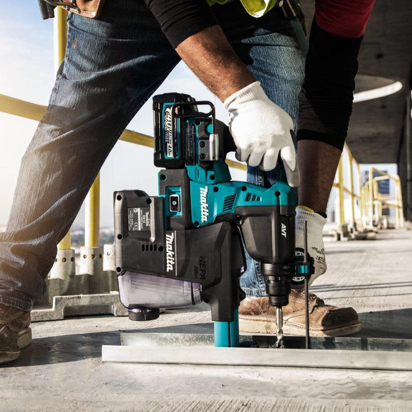 Makita 40V Max XGT️ Rotary Hammer Kit 1-1/8In AVT with Dust Extractor - GRH01M1W